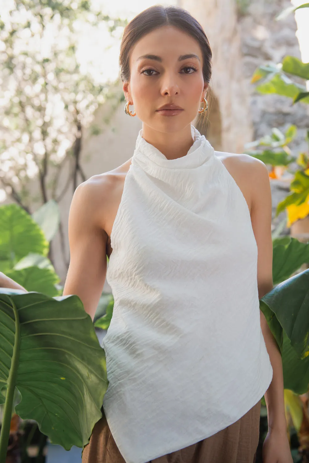 Blusa halter asimétrica fit fluido escote espalda
