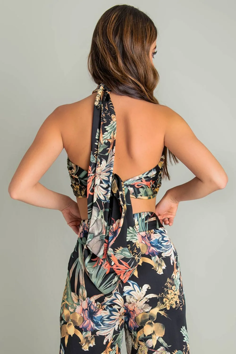 Crop top tropical halter con cut out