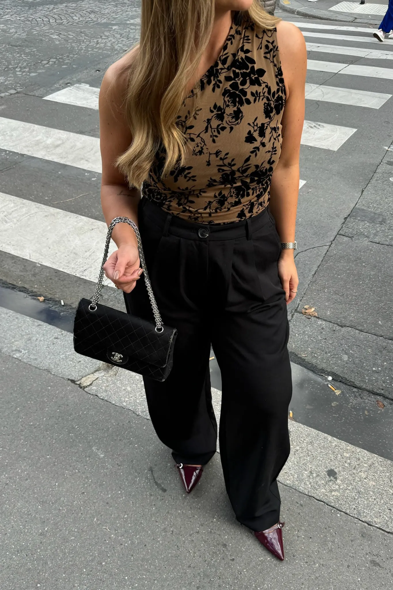 EllaIC Mesh Top - Beige Sort Blomster Print