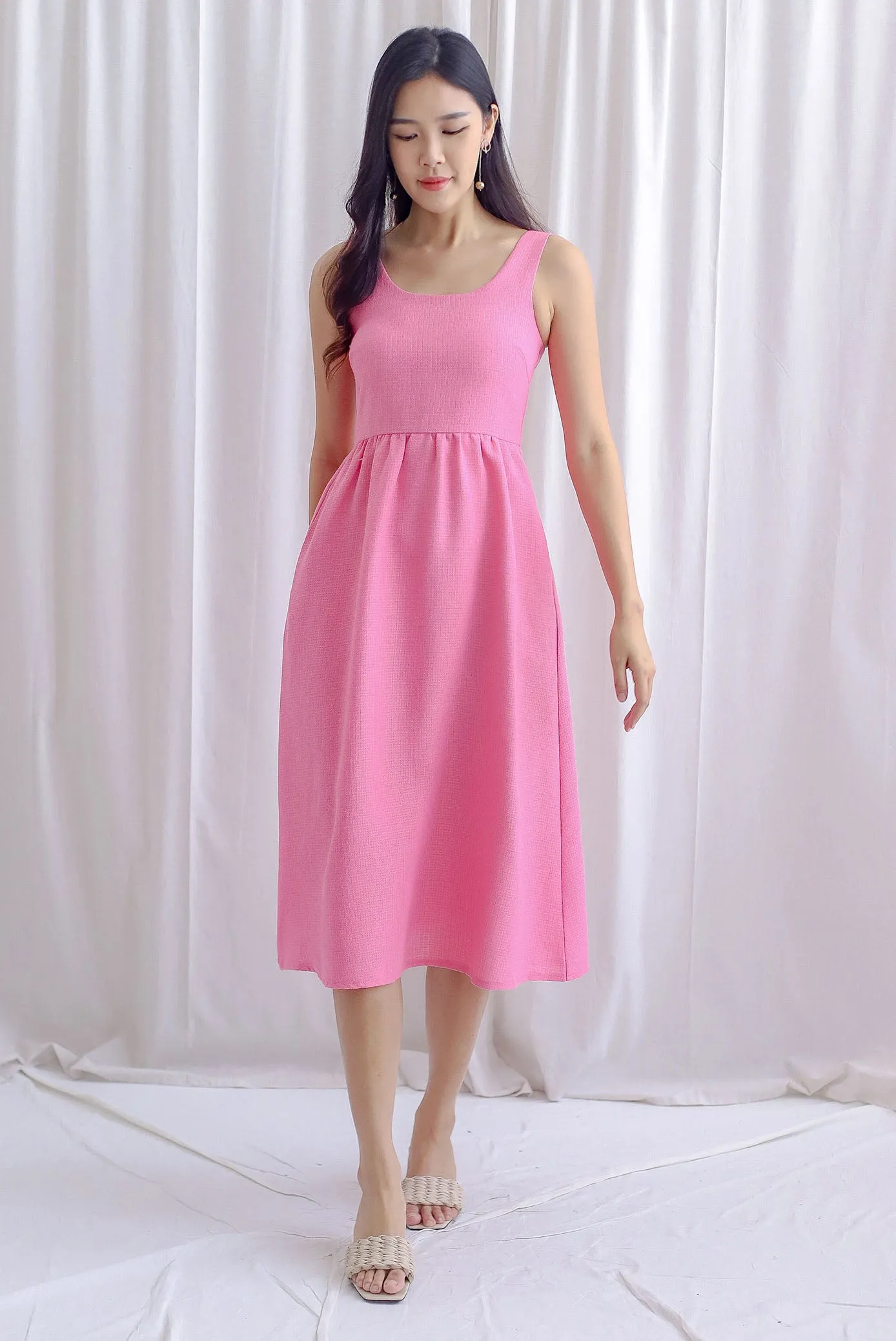Graciela Tweed Scoop Neckline Midi Dress In Pink