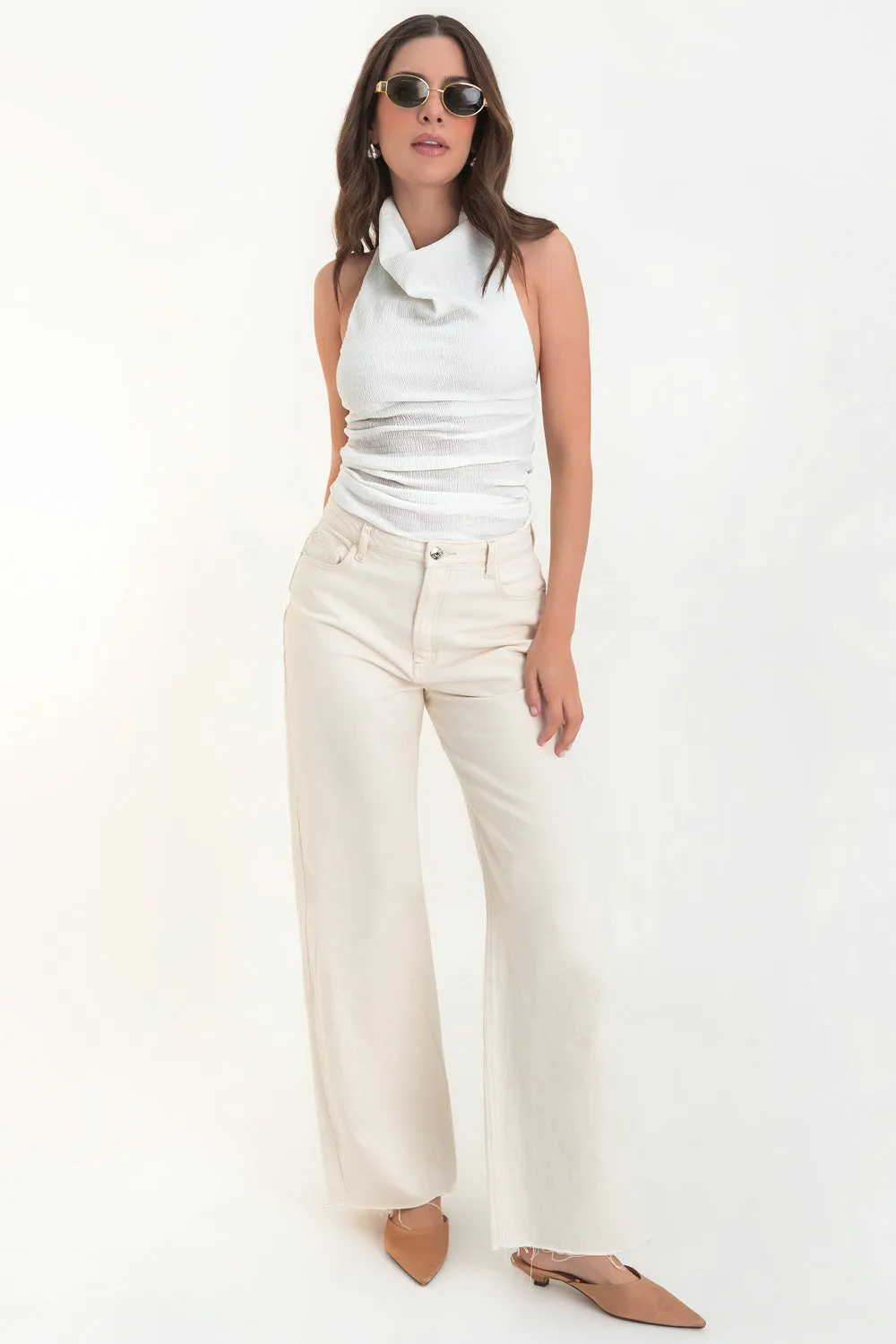 Top corto fruncido cuello halter fluido