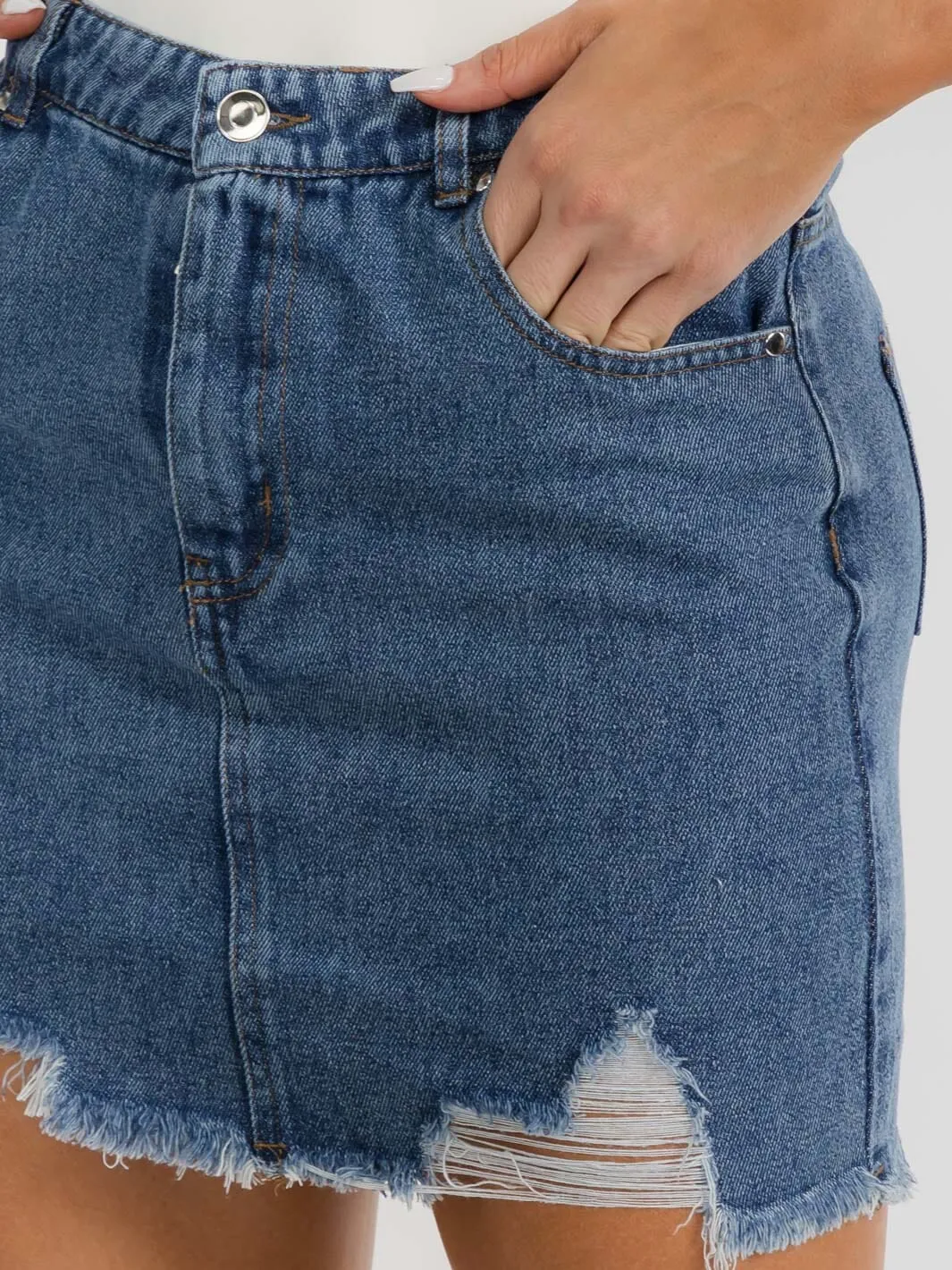 WOMEN'S BUTTON CLOSURE DISTRESSED POCKETS DENIM MINI SKIRT