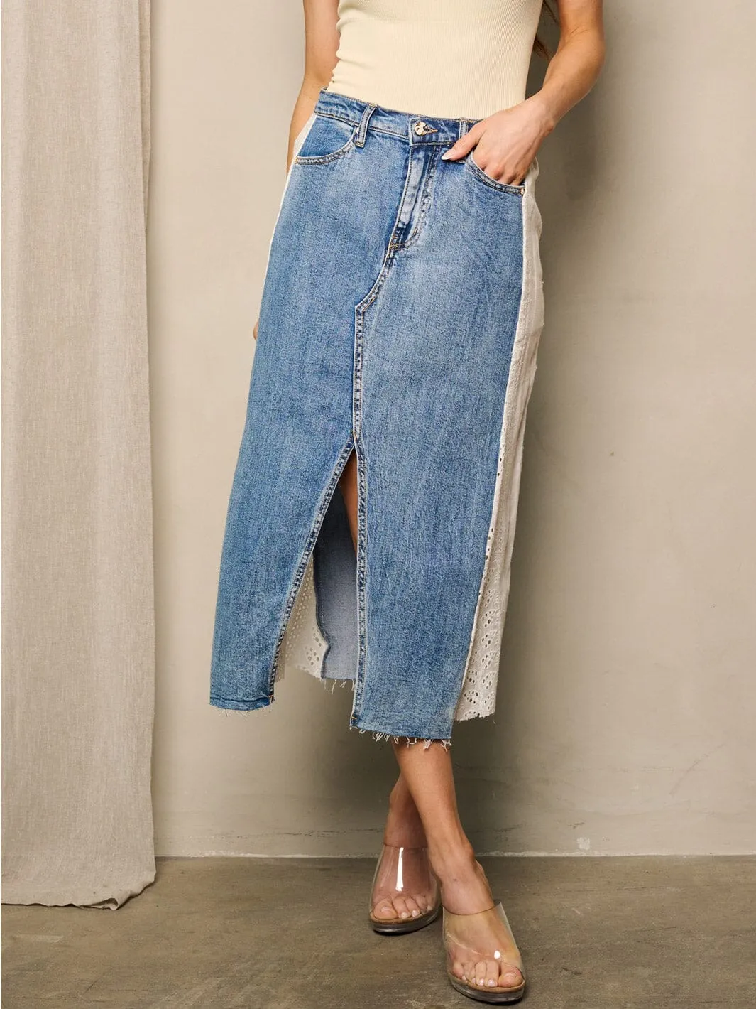 WOMEN'S BUTTON CLOSURE FRONT SLIT DENIM EYELET DETAILED MIDI SKIRT