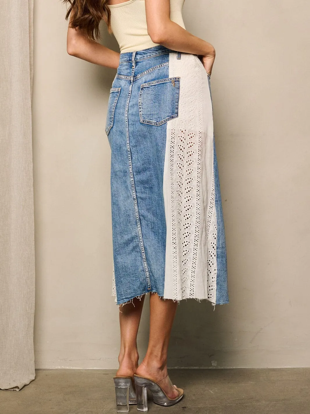 WOMEN'S BUTTON CLOSURE FRONT SLIT DENIM EYELET DETAILED MIDI SKIRT