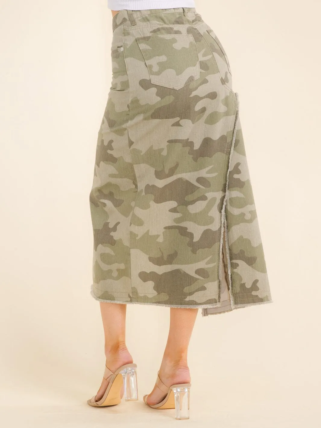 WOMEN'S BUTTON CLOSURE SIDE SLIT POCKETS CAMO PRINT MIDI SKIRT