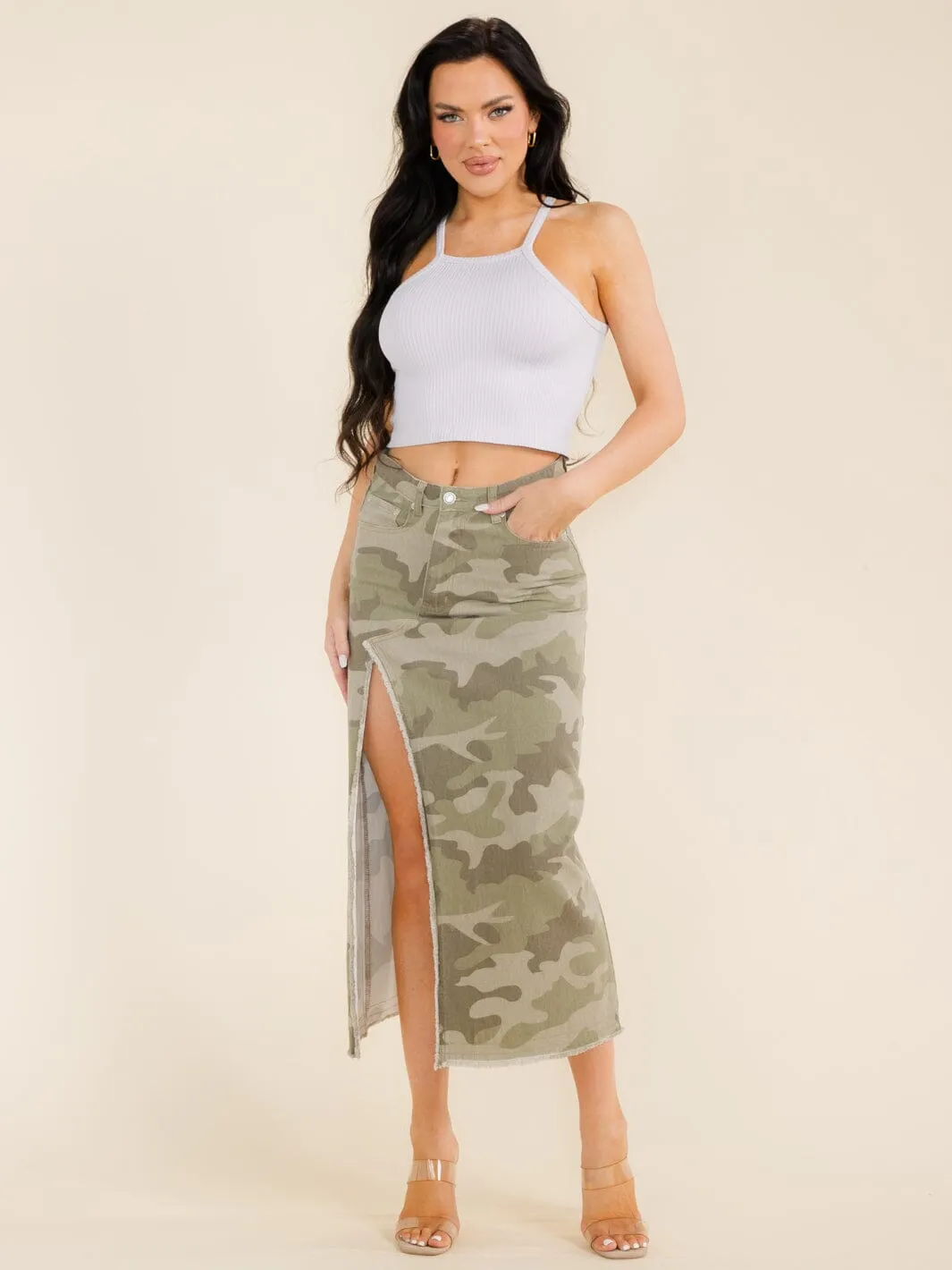WOMEN'S BUTTON CLOSURE SIDE SLIT POCKETS CAMO PRINT MIDI SKIRT