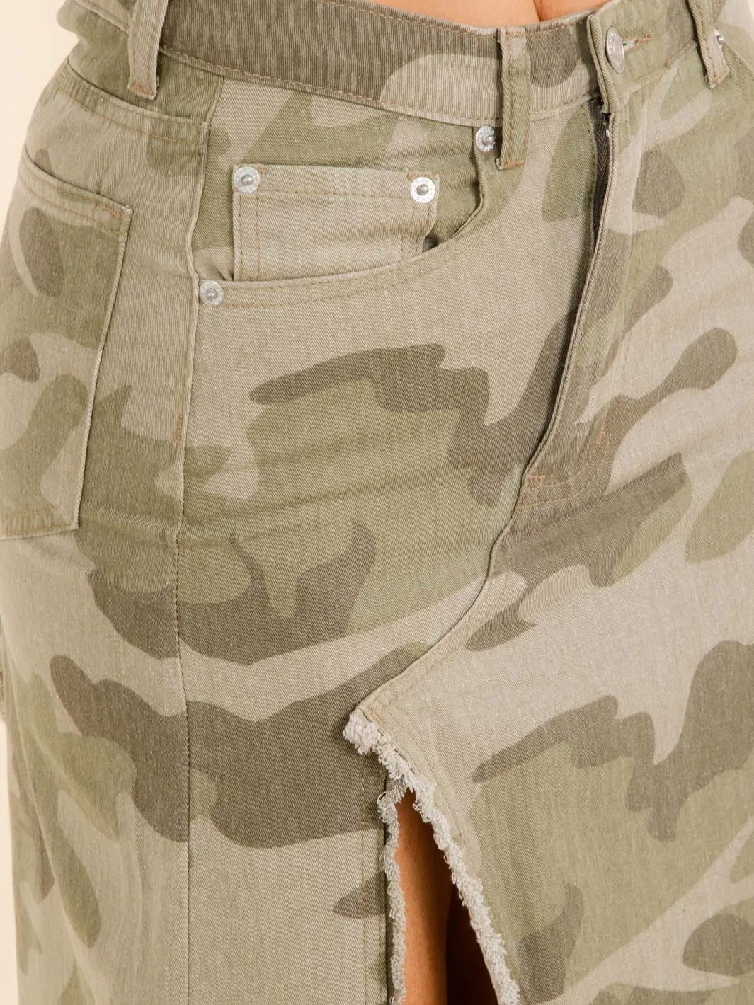 WOMEN'S BUTTON CLOSURE SIDE SLIT POCKETS CAMO PRINT MIDI SKIRT